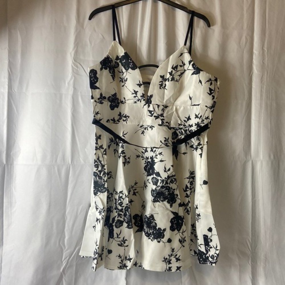 🌺NWT Women's Floral Sleeveless Blouse in White/Black Size L🌺